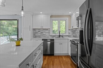 330 Swains Pond Ave, Unit 330 in Melrose, MA - Foto de edificio - Building Photo