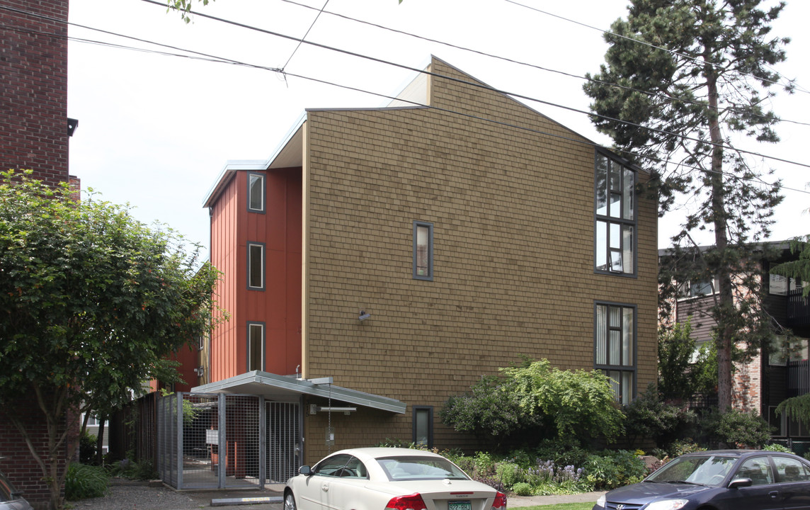 Thunderbird Apartments in Seattle, WA - Building Photo