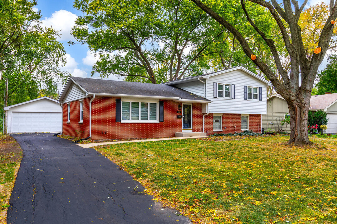 655 Melody Ln in Naperville, IL - Foto de edificio