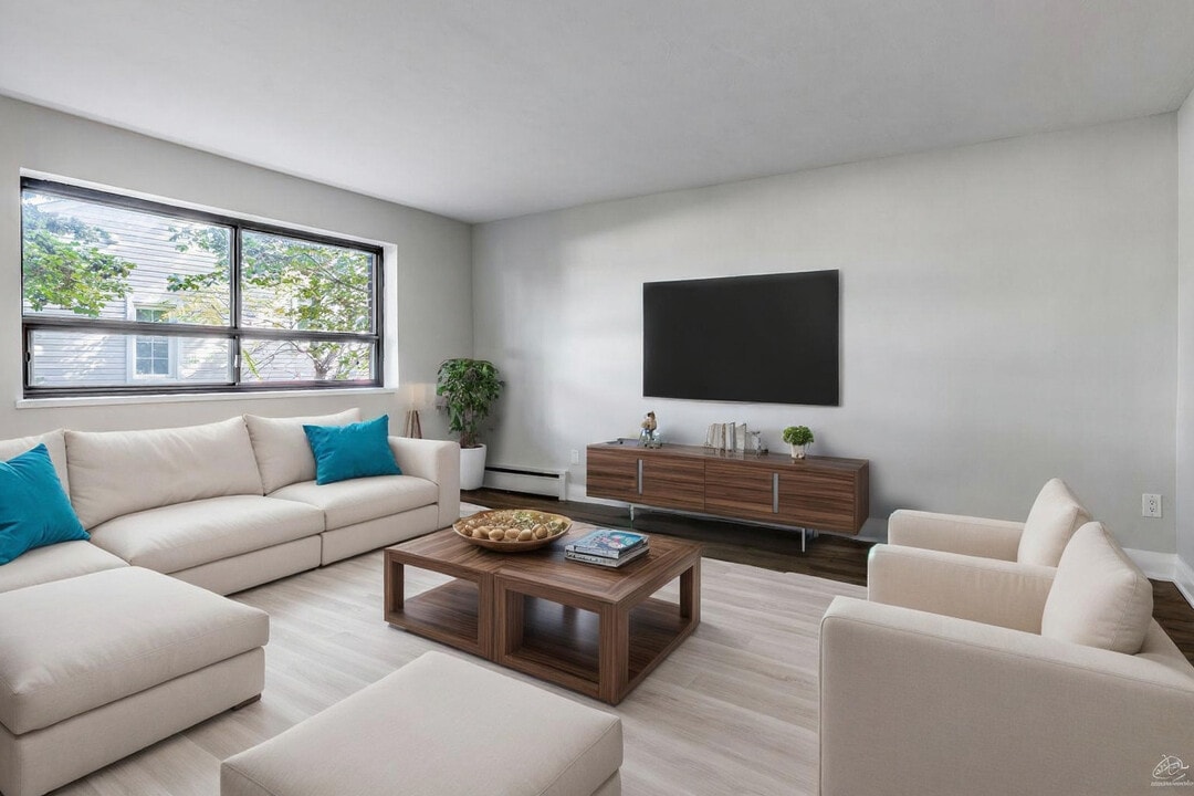 1791 King Street East in Hamilton, ON - Building Photo