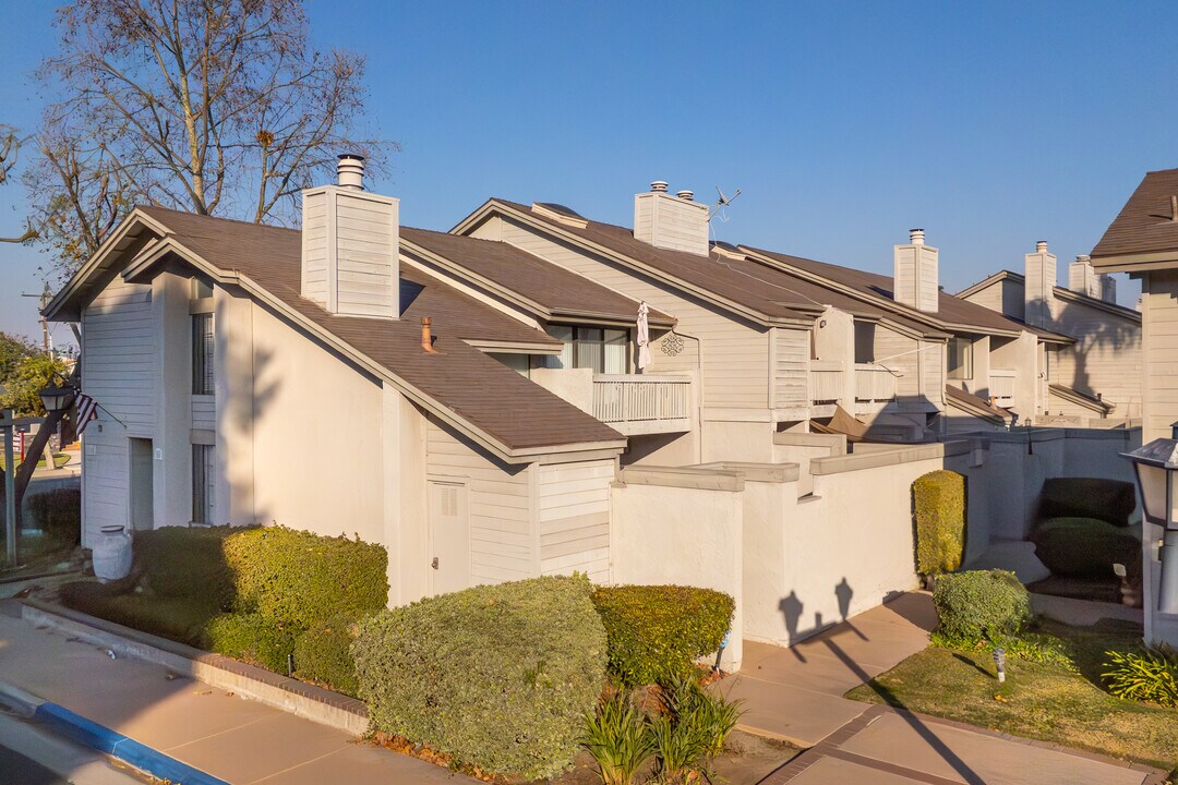 Chapman Villas in Fullerton, CA - Building Photo