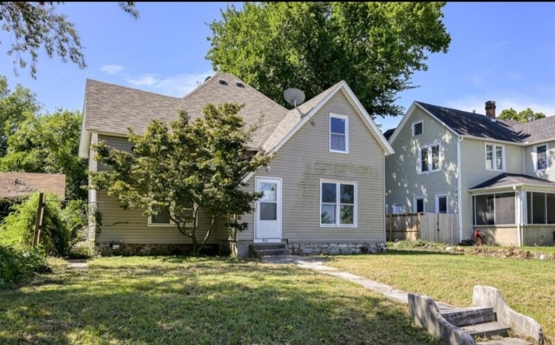 912 Olive St in Carthage, MO - Building Photo