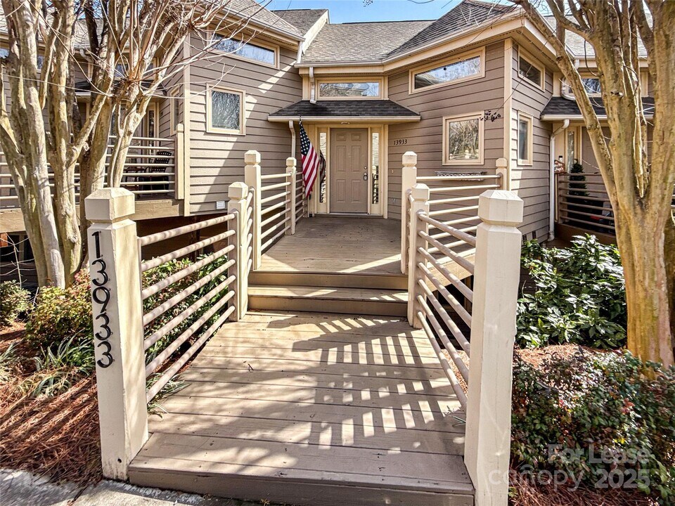 13933 Queens Harbor Rd in Charlotte, NC - Building Photo