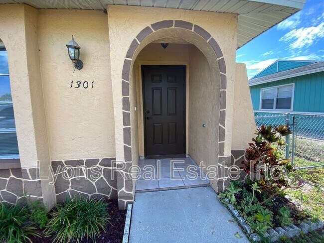 1301 SW Santa Barbara Pl in Cape Coral, FL - Building Photo - Building Photo