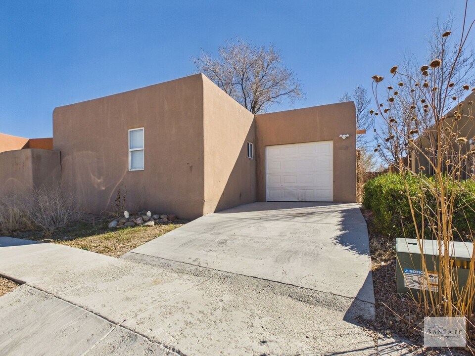 2104 Ridgeview Cir in Santa Fe, NM - Building Photo