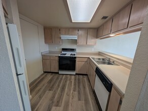 1023 Burton Dr in Redding, CA - Building Photo - Building Photo