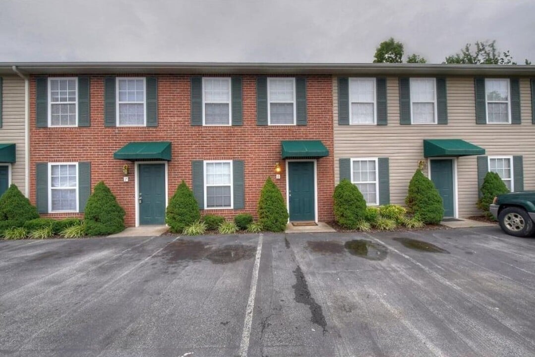 568 Gray Station Rd in Gray, TN - Building Photo