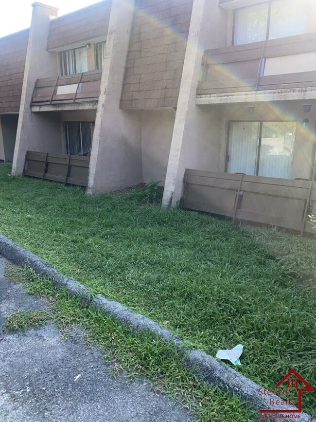 property at 915 S Seminole Dr