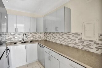 6361 N Falls Cir Dr in Lauderhill, FL - Building Photo - Building Photo