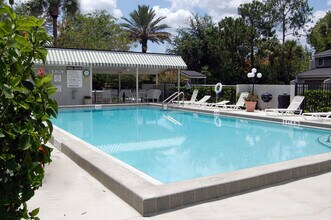 5415 Vineland Rd in Orlando, FL - Foto de edificio - Building Photo