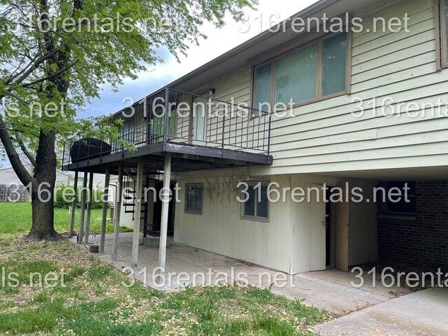 110 Cherry Hills Ct in Hesston, KS - Building Photo - Building Photo