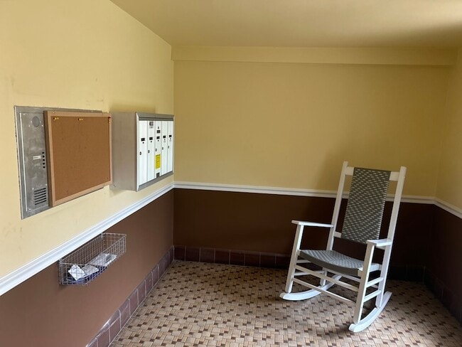 6823 N Northwest Hwy, Unit 125 in Chicago, IL - Building Photo - Building Photo