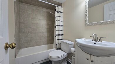 1460 Fairlane Dr in Schaumburg, IL - Building Photo - Building Photo