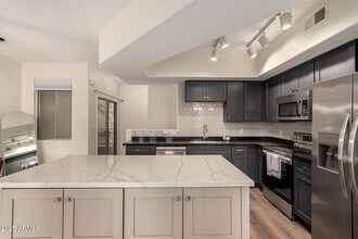 240 W Juniper Ave in Gilbert, AZ - Foto de edificio - Building Photo