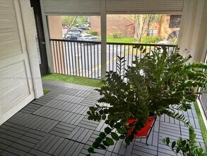 8632 NW 34th Pl in Sunrise, FL - Foto de edificio - Building Photo