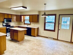 404 Racine St-Unit -D in Waterford, WI - Foto de edificio - Building Photo