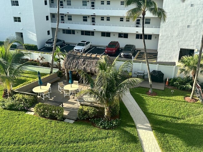 1750 S Ocean Blvd in Pompano Beach, FL - Building Photo - Building Photo