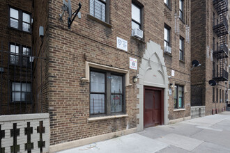 1954 Unionport Rd in Bronx, NY - Foto de edificio - Building Photo