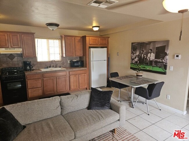 541 Calle Amigos in Palm Springs, CA - Building Photo - Building Photo
