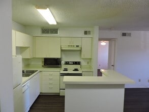 415 LAKEPOINTE Dr in Altamonte Springs, FL - Building Photo - Building Photo