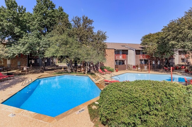 6 Eleven Lamar Apartments in Arlington, TX - Foto de edificio - Building Photo