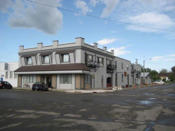 319 E 1st Ave in Columbus, MT - Building Photo