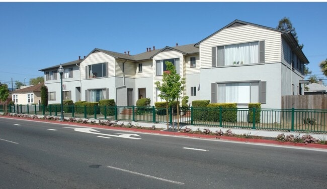 1411 E 3rd Ave, Unit 6 in San Mateo, CA - Foto de edificio - Building Photo