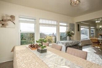 2407 E Ward St in Seattle, WA - Foto de edificio - Building Photo