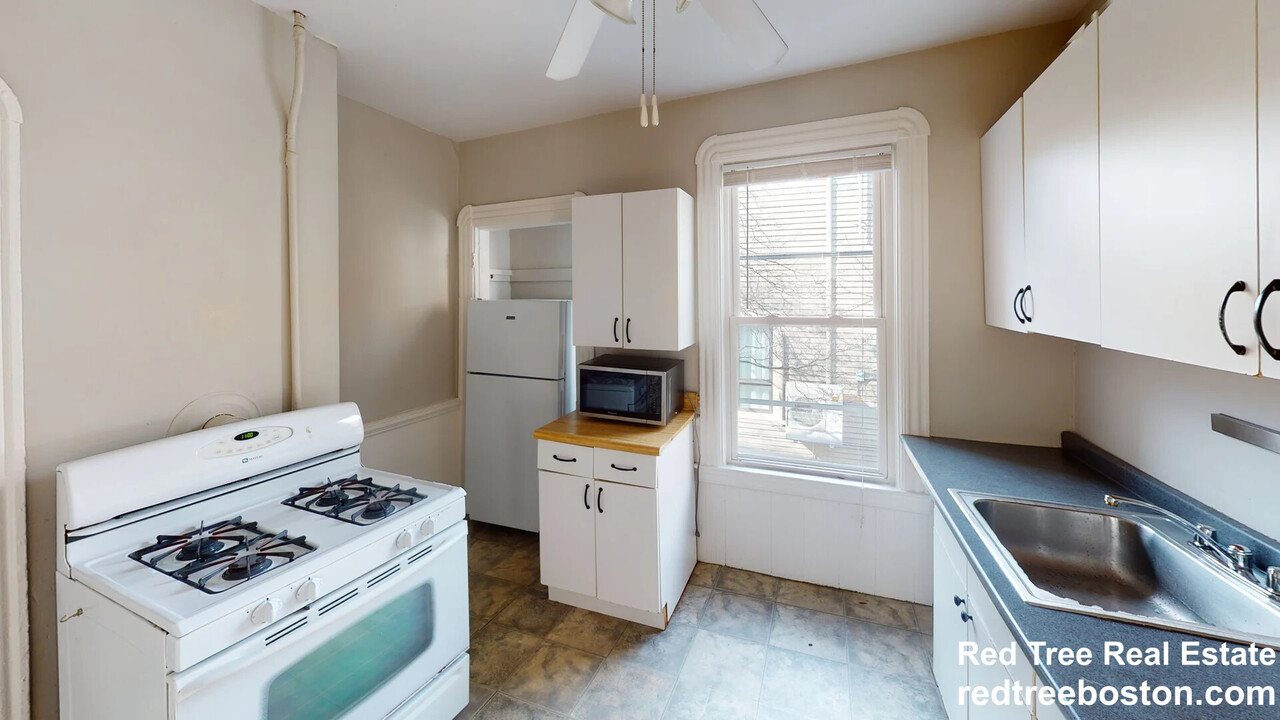 560 Green St, Unit 2 in Cambridge, MA - Building Photo