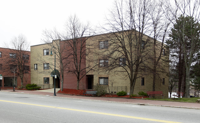 Abbott House Apartments in Derry, NH - Building Photo - Building Photo