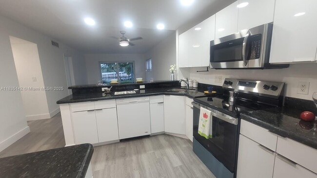 1100 Pine Dr in Pompano Beach, FL - Building Photo - Building Photo