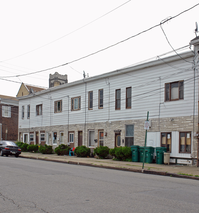 Corner Oaks Apartments in Mount Carmel, PA - Building Photo - Building Photo