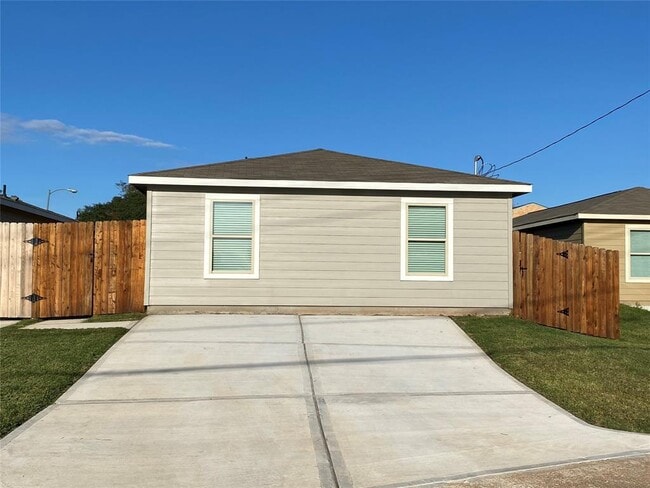 2853 Golf Crest Dr in Wharton, TX - Building Photo - Building Photo