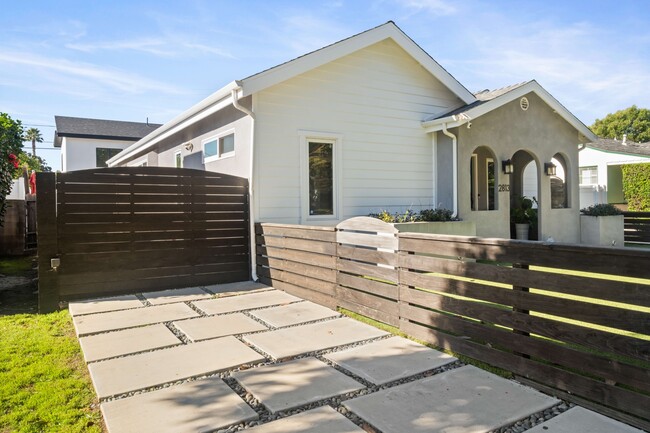 2813 Military Ave in Los Angeles, CA - Building Photo - Building Photo