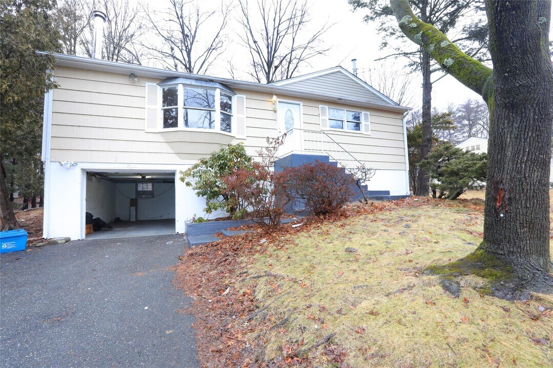 11 Olin Dr in Nanuet, NY - Building Photo