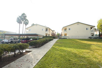 Sunset Gardens in Vista, CA - Building Photo - Building Photo