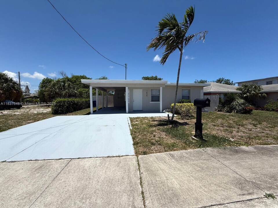 1494 W 34th St in West Palm Beach, FL - Building Photo