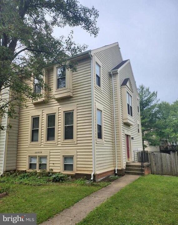 13923 Middle Creek Pl in Centreville, VA - Foto de edificio