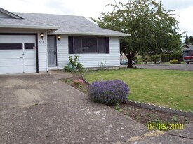 312 NE 24th St in McMinnville, OR - Building Photo