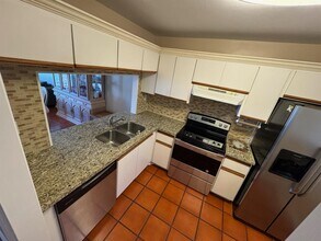 15710 E Waterside Cir, Unit 101 in Sunrise, FL - Building Photo - Building Photo