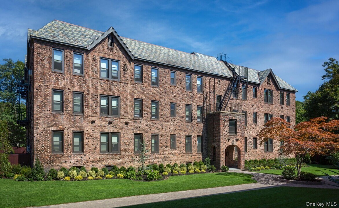 821 Woodmere Ct in Woodmere, NY - Building Photo