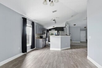 5569 Lafayette Park Dr N in Jacksonville, FL - Building Photo - Building Photo