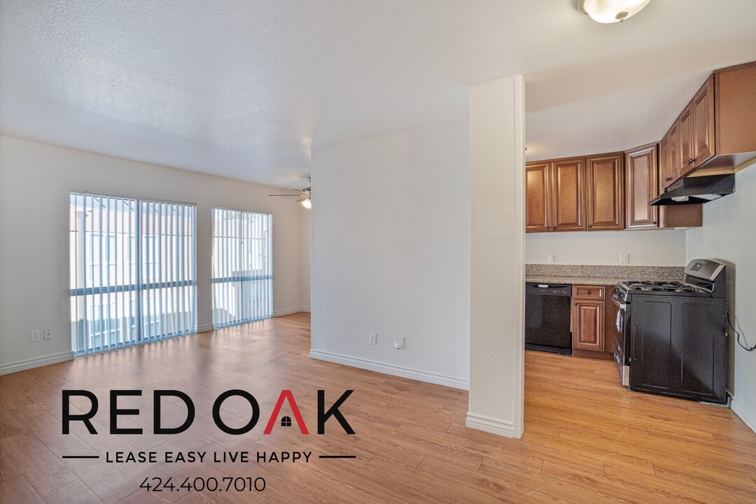 17830 Sherman Way in Los Angeles, CA - Building Photo
