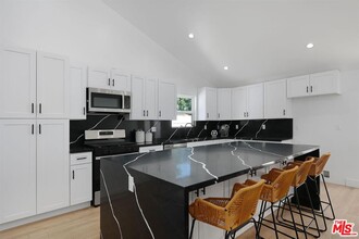 22054 Avenue San Luis in Los Angeles, CA - Foto de edificio - Building Photo