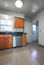 10297 SW Eastridge St in Portland, OR - Foto de edificio - Building Photo