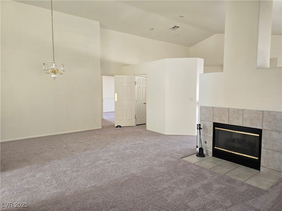 668 Hitchen Post Dr in Henderson, NV - Building Photo