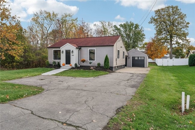 1665 Maple Rd in Buffalo, NY - Building Photo - Building Photo