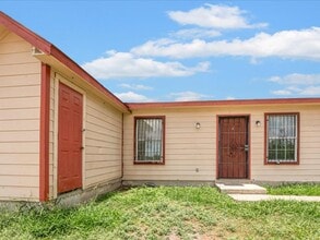 5846 Elm Valley Dr in San Antonio, TX - Foto de edificio - Building Photo