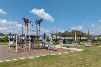 The Oaks at Grand West in Houston, TX - Building Photo - Building Photo
