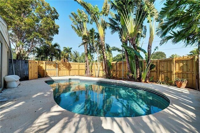1598 NE 36th St in Oakland Park, FL - Building Photo - Building Photo